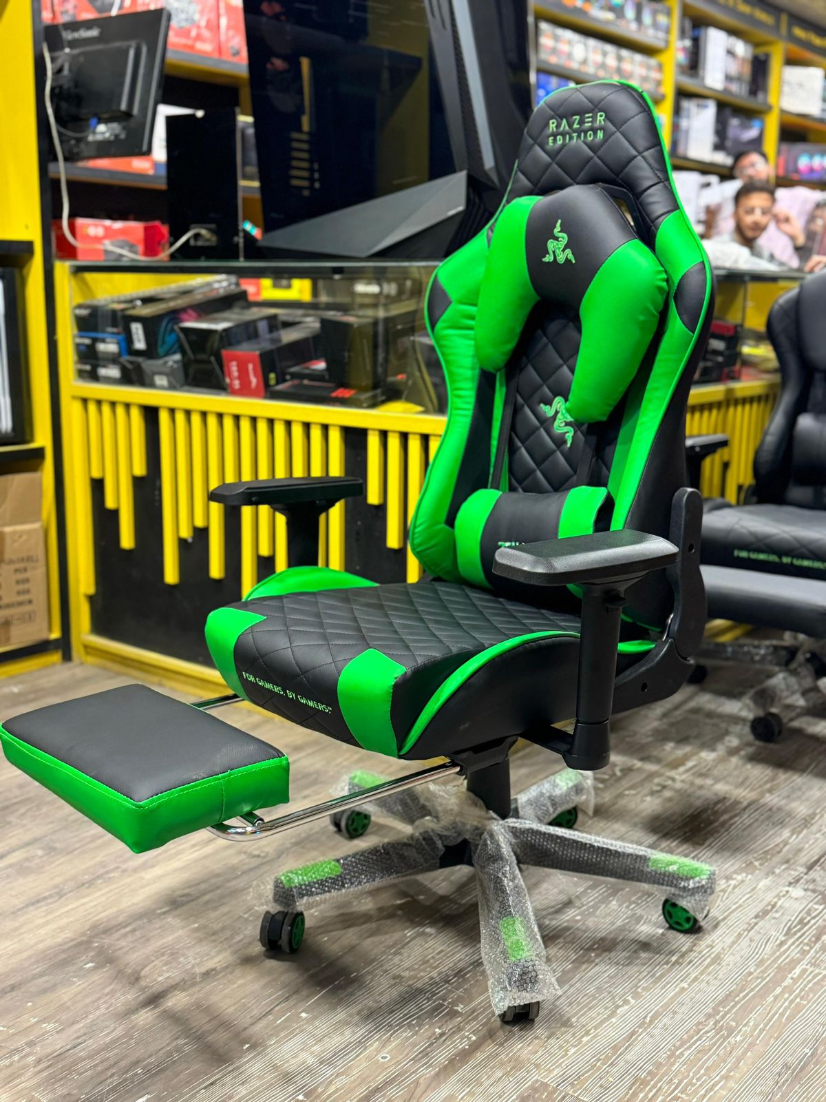 Razer Gaming Chair Reclining X shape With Footrest 180 Degree (Green/Black) Razer Gaming Chair Reclining X shape With Footrest 180 Degree (Green/Black)